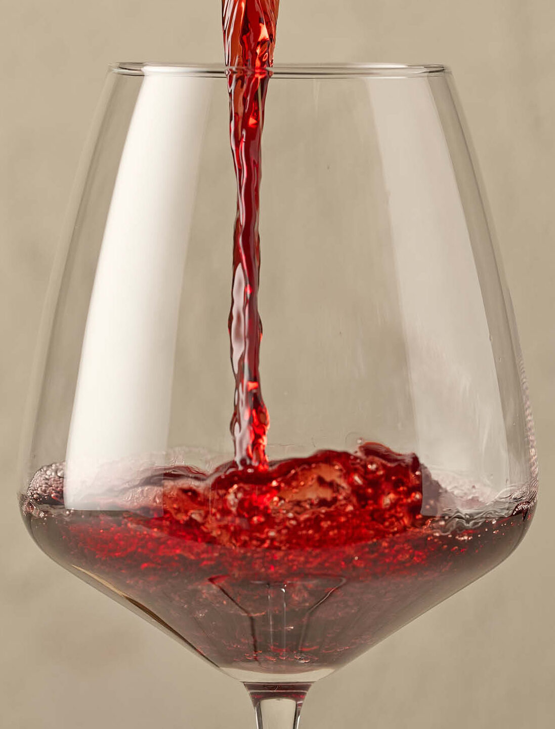 Rødvin hældes i et glas
